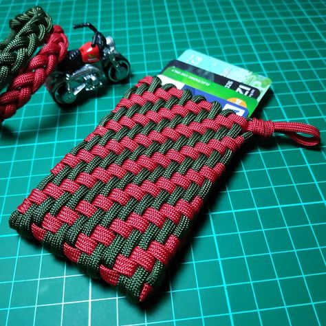 Paracord Wallet | A Cool DIY Paracord Project | Survival Life How To Braid Paracord Tutorials, Paracord Crafts Diy, Paracord Wallet, Paracord Projects Tutorials, Parachute Cord Crafts, Paracord Crafts, Paracord Projects Diy, Paracord Ideas, Paracord Bracelet Diy