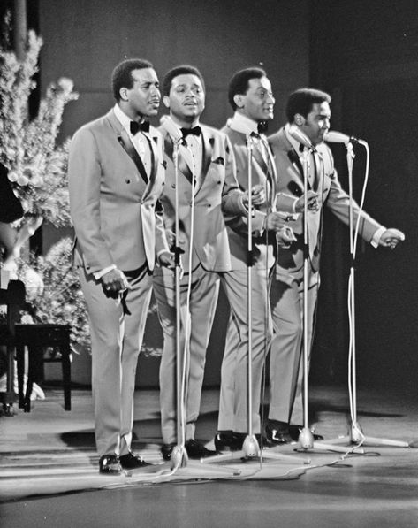 12 of the Greatest Soul Groups | The Birmingham Times The Four Tops, The Staple Singers, Singing Groups, R&b Albums, The Family Stone, 60s Music, Four Tops, Old School Music, The Big Hit