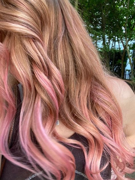 Pink Highlights In Red Hair, Highlights In Red Hair, Red Hair With Pink Highlights, Pink Hair Streaks, Pink Hair Highlights, Hair With Pink Highlights, Highlights Pink, Blonde Hair With Pink, Blonde Hair With Pink Highlights