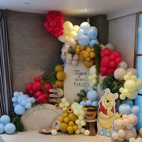 Buba Balloons on Instagram: "The sweetest set up for the cutest little One! ❤️ Thank you @glara.f for booking with me! ❤️❤️ #winniethepooh #winniethepoohbirthday #winniethepoohballoons #winniethepoohparty #firstbirthday #firstbirthdayideas #birthdaydecor #ballooninspirations #londonballoons #balloondecoration #balloondecor #balloonsetup #balloongarland #balloons" Winnie The Pooh Arch Balloon, Winnie The Pooh Balloons, Winnie The Pooh Balloon Arch, Winnie The Pooh Balloon Garland, Winnie The Pooh Birthday Decorations, Small Wedding Decor, Baby Birthday Party Theme, First Birthday Balloons, Baby First Birthday Cake