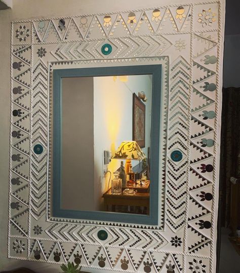 Painted Mirror Art, Kutch Gujarat, Mirror Magic, Simplistic Wallpaper, Mosaic Art Diy, Name Plates For Home, Mirror Frame Diy, Ganpati Decoration Design, Lippan Art