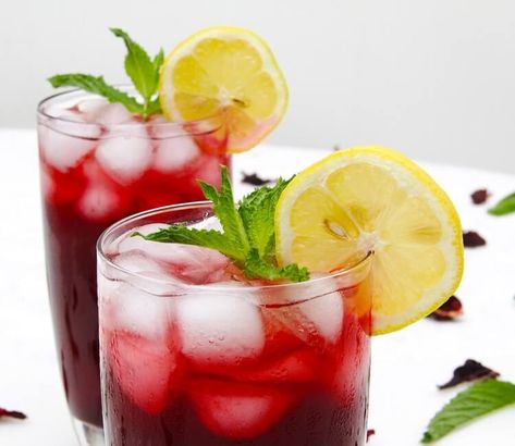 #recette jus de #bissap et #gingembre préparation boisson fraîche été Sorrel Drink Recipe, Sorrel Drink, Perfect Gift Basket, Dried Hibiscus Flowers, Drink Healthy, Popular Drinks, Hibiscus Tea, Healthy Dishes, How To Squeeze Lemons