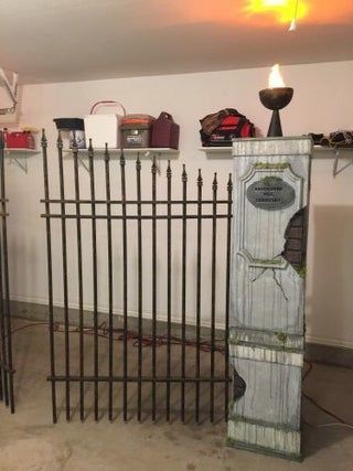 Entrance Pillars, Cemetery Entrance, Halloween Fence, Pillar Decorations, Halloween Yard Displays, Halloween Cemetery, Scary Halloween Decorations Outdoor, Halloween Diy Outdoor, Halloween Outside