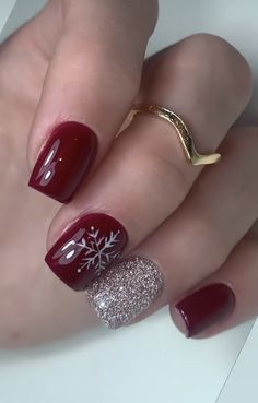 Marron Christmas Nails, Burgundy Holiday Nails, December Dip Nail Ideas, Christmas Nails Dark Red, December Nails Christmas Xmas, Maroon Christmas Nails, December Gel Nails, December Holiday Nails, Christmas Gel Manicure