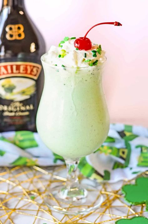 A boozy shamrock shake recipe made with Baileys, whiskey, milk, and blended together with mint chocolate chip ice cream. The perfect minty frozen dessert cocktail for St. Patrick's Day celebrations. #boozymilkshake #dessertcocktail #stpatricksdaydrink #baileys #jameson Boozy Shamrock Shake, Baileys Liquor, Baileys Recipes Drinks, Shamrock Shakes, Shamrock Shake Recipe, Mint Shake, Chocolate Baileys, Boozy Milkshake, Mint Drink