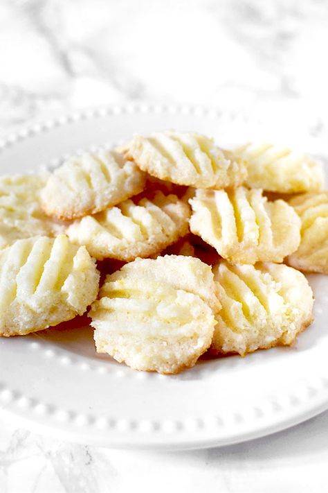 Biscoitos de Maizena or cornstarch cookies are a Brazilian favorite. You can make them as sugar cookies or as coconut cookies. Either way they melt in your mouth! #thetasteofkosher #cookies #dairyfree #dessert #dairyfreedessert #cornstarch #cornflour Cornstarch Cookies, Dairyfree Dessert, Dairy Free Recipes Easy, Brazilian Desserts, Recipes Gluten Free, Kosher Recipes, Coconut Cookies, Dairy Free Dessert, Sweet Cookies