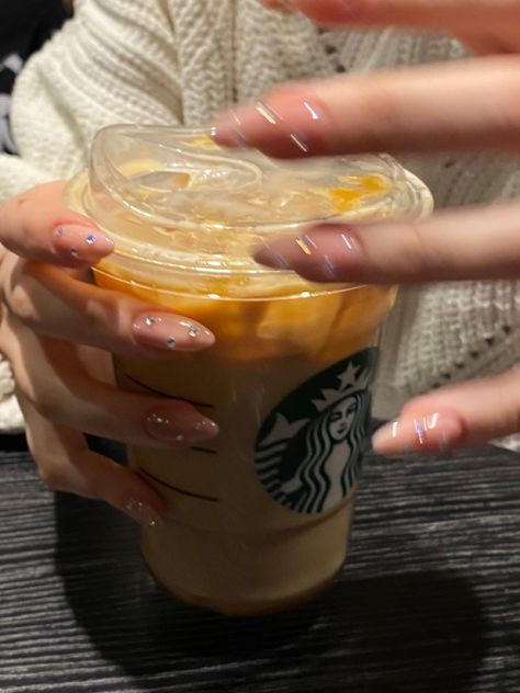 Holding Coffee Aesthetic, Starbucks Girl Aesthetic, Prank Pictures, Starbucks Nails, Fantasy Lifestyle, Starbucks Pictures, Starbucks Girl, Aesthetic Starbucks, Work Aesthetic