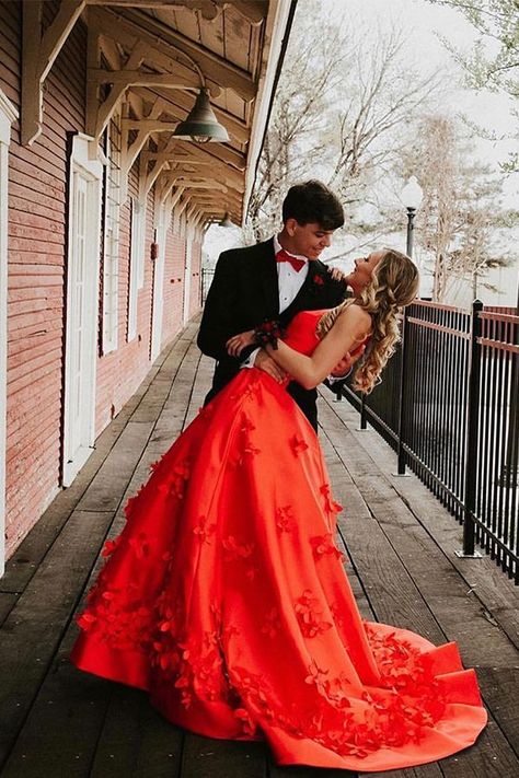 Red Prom Couple, Prom Pictures Couples, Prom Picture Poses, Prom Picture, Prom Pics, Prom Photoshoot, Prom Couples, Prom Photography, Robes D'occasion