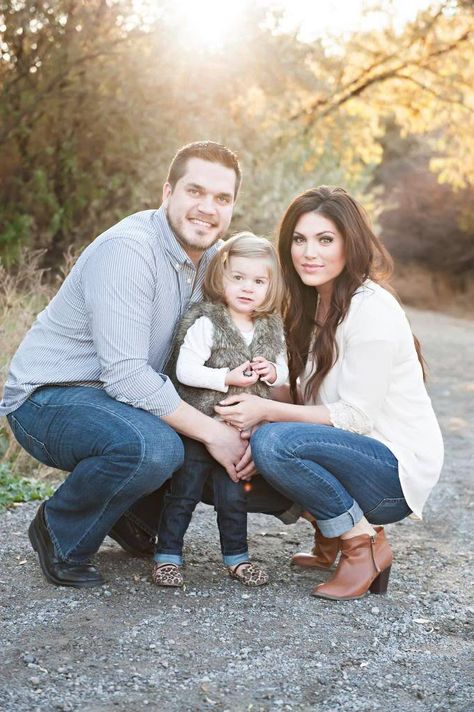 Family Photos | ALLEN AND CO.: Family Photos Summer Family Photos, Fall Family Photo Outfits, Foto Transfer, Family Photoshoot Outfits, Family Christmas Pictures, Family Picture Poses, Family Photo Pose, Fall Family Pictures, Family Of 3