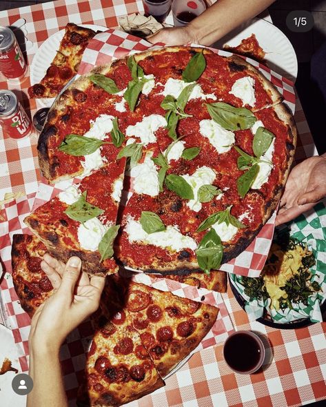 Pizza Flash Photography, Pizza Aesthetic Pictures, Pizza Photoshoot Ideas, Pizzeria Photography, Pizza Party Aesthetic, Pizzeria Aesthetic, Pizza Shoot, Pizza Oven Restaurant, Pizza Photoshoot