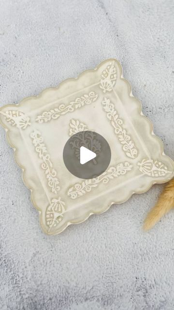 Diy Ceramic Plate, Name Plates For Home, Elegant Plates, Clay Plates, Pottery Videos, Diy Ceramic, July 3, Ceramic Plate, Simple Elegant