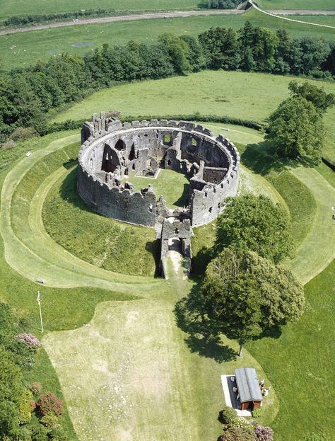 British Castles, Chateau Medieval, English Castles, Abandoned Castles, Château Fort, Castle Ruins, Chateau France, English Heritage, Beautiful Castles