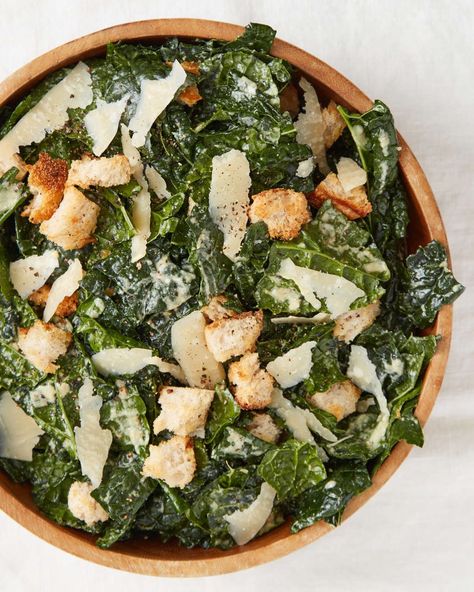 5-Ingredient Kale Caesar Salad is the easiest, quickest healthy side dish imaginable. Top the flavorful salad with grilled chicken or another protein to make it into a weeknight meal. Balanced Dinners, Easy Caesar Salad Dressing, Caesar Salad Dressing Recipe, Easy Salad Dressing Recipes, Kale Caesar, Simple Dinners, Kale Caesar Salad, Classic Caesar Salad, Kale Salad Recipes