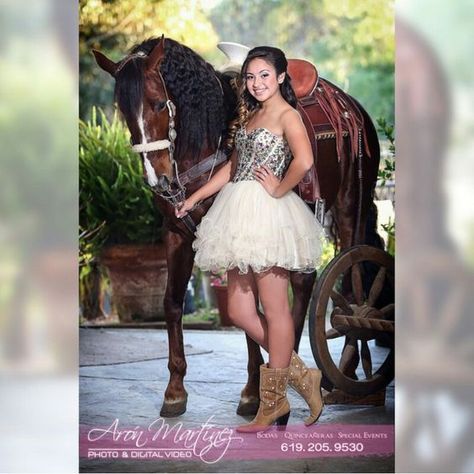 Los 10 temas de Quinceañera más populares Quinceanera Horse, Quince Pictures, Quinceanera Pictures, Vestido Charro, Mexican Quinceanera, Mexican Quinceanera Dresses, Charro Quinceanera Dresses, Quinceanera Photoshoot, Quinceanera Planning