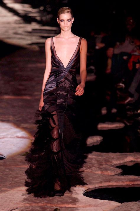 Tom Ford's Best Moments at Gucci- HarpersBAZAAR.com Tom Ford Dress, Tom Ford Gucci, Gucci Gown, Gucci Runway, Gucci Dresses, 90s Runway Fashion, Vintage Runway, Gucci Dress, Woman Dresses