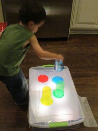 Great way to keep kids busy. Diy Light Table, Diy Light, Sensory Table, Preschool Science, Teaching Preschool, Preschool Classroom, Preschool Fun, Sensory Bins, Sensory Activities