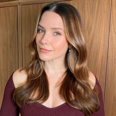 🔸 SOPHIA 🔸 @sophiabush today with silky rolling waves HAIR: ME @dysonhair @dysonhairpro 💄 @amberdmakeup Sophia Bush Hair, Sophie Bush, Erin Lindsay, Tracy Spiridakos, Queen Sophia, Hollywood Girls, Waves Hair, Sophia Bush, Spirit Animals