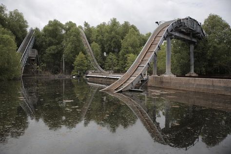 Kayak Painting, Six Flags New Orleans, Abandoned Theme Parks, Abandoned Amusement Park, Abandoned Amusement Parks, Scary Stories To Tell, Creepy Photos, Creepy Places, Gates Of Hell