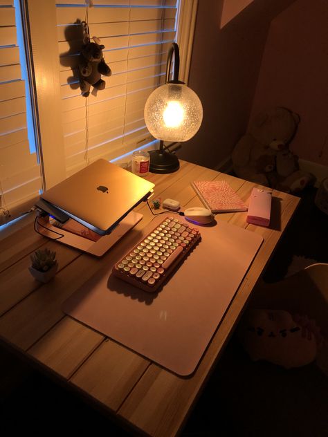 Light can instantaneously change the mood of a room. The desk area now appears more warm and cozy. Cozy Ambient Lighting Bedroom, Study Ambiance, Cosy Desk, Aesthetic Desks, Trend Moodboard, Aesthetic Corner, Artist Desk, Low Key Lighting, Study Light