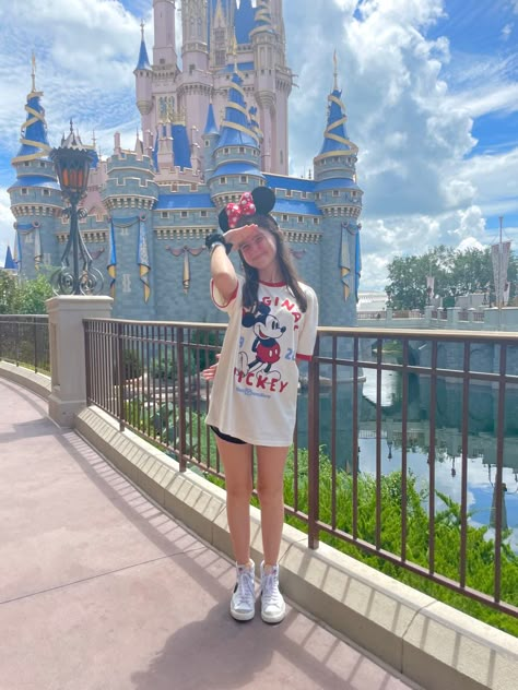 Cute Disneyland Photo Ideas, Walt Disney World Outfits Summer, Aesthetic Disneyworld Outfits, Disneyland Outfits Aesthetic, Disney World Inspo Pics, Disneyland Outfits Summer, Paris Outfits Summer, Disneyworld Aesthetic, Disney Fits Aesthetic Summer