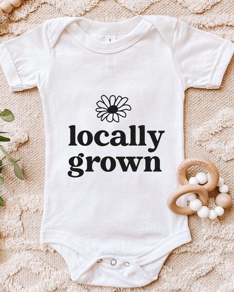 Gender Neutral Onesie Vinyl, Circuit Onesie Ideas, Onesie Ideas Cricut, Cute Onesie Sayings, Cute Baby Onsie Ideas, Newborn Shirt Ideas, Baby Onsie Designs, Newborn Onesie Ideas, Baby Girl Onesie Ideas