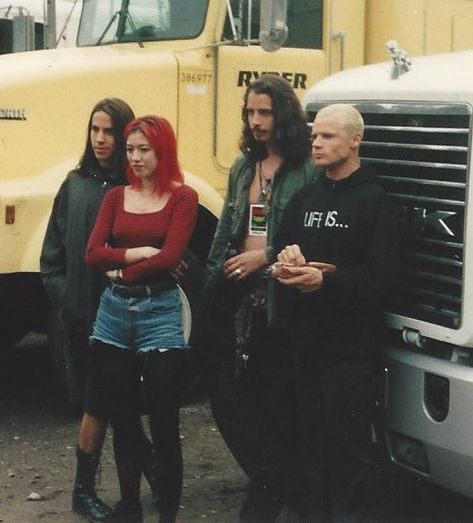 (3) Miki Berenyi en Twitter: "Photo shoot with Chris Cornell, Anthony and Flea - Seattle. At the meet ’n’ greet party, Anthony asks me along to ‘the ballet’ (meaning a strip club). I’m all “Oh, is it Swan Lake? I love Tchaikovsky!”. Everyone on this Monsters of Rock tour terrifies me. https://t.co/bMAUPXwIho" / Twitter Lollapalooza 1992, Flea Rhcp, Miki Berenyi, Anthony Kiedis, Estilo Hippie, Hottest Chili Pepper, Chris Cornell, Red Hot Chili Peppers, 4 People