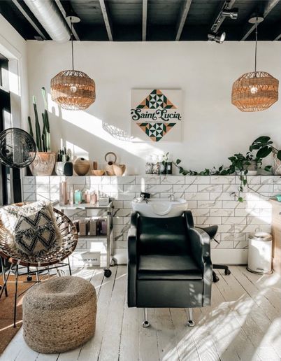 12 Salon Suites Serving All the Decor Inspiration - Career - Modern Salon Boho Salon Suite, Small Salon Suite Ideas, Salon Decor Ideas, Salon Suite Decor, Salon Simple, Home Hair Salons, Home Beauty Salon, Esthetician Room Decor, Hair Salon Design