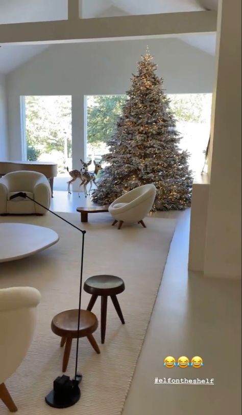 Kim K House, Kris Jenner House, Kylie Jenner House, Luxury Christmas Decor, Jenner House, Hippie Homes, Christmas Interiors, Christmas Tree Decor, Home Building Design