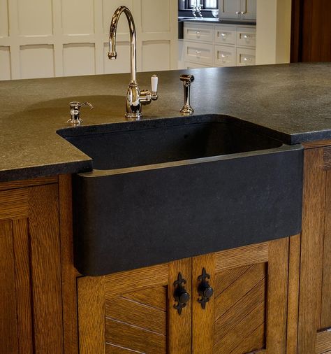 9 Rock Solid Farmhouse Sink Designs With Soapstone, Granite and More Black Countertops Kitchen, Farm Sink Kitchen, White Apron Sink, Stone Farmhouse Sink, Black Farmhouse Sink, Black Granite Sink, Soapstone Kitchen, Kitchen Renos, Farmers Sink