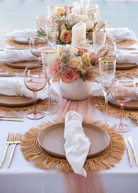 Oct 10, 2020 - This Pin was discovered by Mallory Johnstone. Discover (and save!) your own Pins on Pinterest Rustic Pink Table Setting, Table Decorations Dinner, Home Table Decorations, Rustic Garden Party, Pink Table Settings, Picnic Decor, Brunch Table Setting, Pink Picnic, Boho Party Decorations