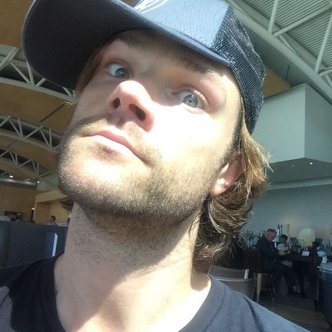 .Jared Padalecki (@jaredpadalecki) on instagram: “And they can also be worn sideways!!!! ONE DAY LEFT at represent.com/jaredjensen #spnfamily #akf” Jared Padalecki Supernatural, Supernatural Convention, Jensen Ackles Jared Padalecki, Winchester Boys, Jared And Jensen, Odaiba, Winchester Brothers, Supernatural Cast, Wearing A Hat