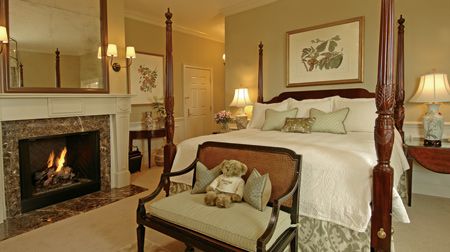 Planters Inn Bed And Breakfast Ideas, Poster Beds, Charleston Hotels, 4 Poster Beds, Bed And Breakfast Inn, Enchanted Home, Luxury Boutique Hotel, Poster Bed, Town House