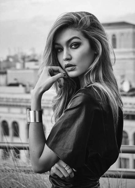 Alex Evans, Woman Posing, Fashion Model Poses, Shotting Photo, Photographie Portrait Inspiration, Model Pose, Black And White Photograph, Model Poses Photography, Fashion Photography Poses