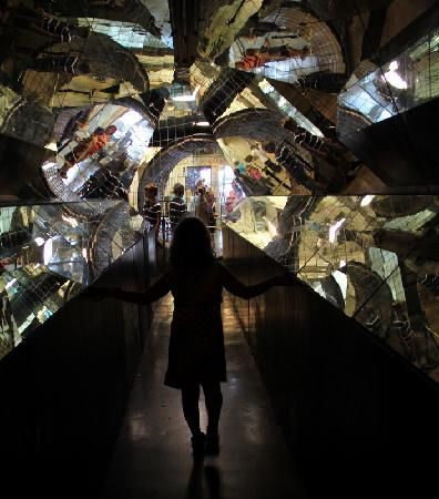 Amazing mirror tunnel. One of my favorite pics ever, looks like walking in a kaleidoscope. Alice In Wonderland Tunnel, Tunnel Mirror, Mirror Tunnel, Mirror Maze, Mirror Pattern, Cave System, Hall Of Mirrors, Art Area, Outdoor Climbing