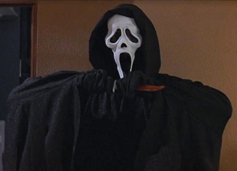 Ghostface wiping knife Ghostface Scream 1996, Scream 1996 Ghostface, Ghostface Stu Macher, Stu Macher Ghostface, Stu Ghostface, Scream Stu, Scream Icon, Ghostface Knife, Pat Bateman