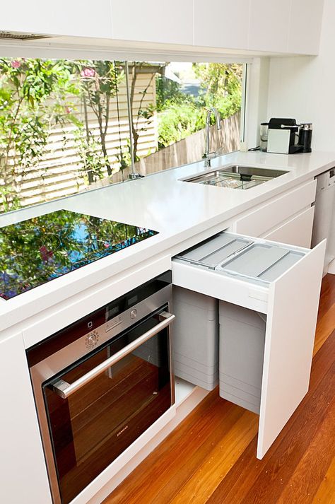 Kitchen Design Idea - Hide Pull Out Trash Bins In Your Cabinetry // These trash bins hang from the top of the drawer making them slightly closer to you and even more convenient to use. Modern Kitchen Design Trends, Casa Country, Appartement Design, Diy Kitchen Storage, Best Kitchen Designs, Kitchen Design Trends, Kitchen Storage Solutions, Kitchen Bin, Luxury Kitchen Design