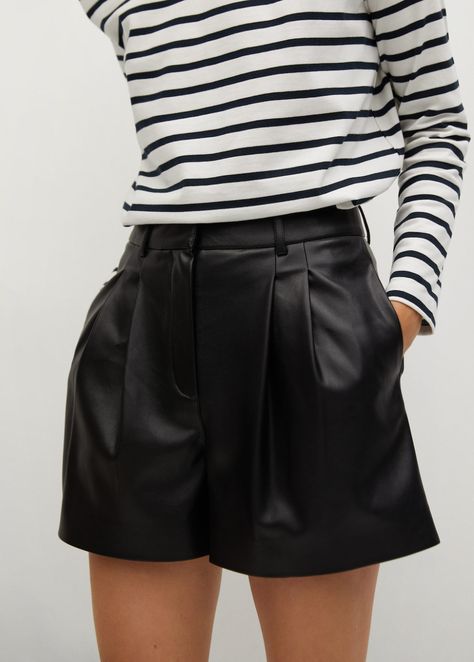 Leder Shorts Outfit, Leather Shorts Outfit, Lederhosen Outfit, Leather Shorts Women, Mango Shorts, Black Leather Shorts, Faux Leather Shorts, Zara Leather, Mango Fashion