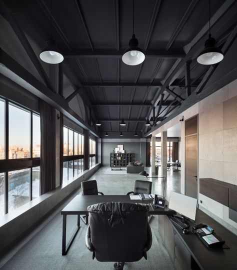 office, executive office, black ceiling, industrial interior, loft, floor concrete Office Dark Ceiling, Black Ceiling Grey Floor, Black Ceiling Office Interiors, Black Ceiling Industrial, Black Office Ceiling, Dark Industrial Office, Office Black Ceiling, Industrial Executive Office, Black Ceiling Office