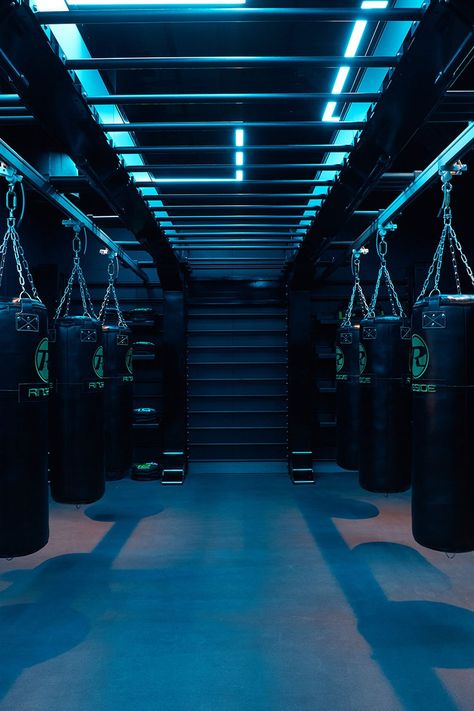 Modern Boxing Gym, Boxe Aesthetic, Boxing Gym Design, Ruang Gym, Box Aesthetic, Gym Lighting, Dream Gym, Gym Design Interior, Fitness Boutique