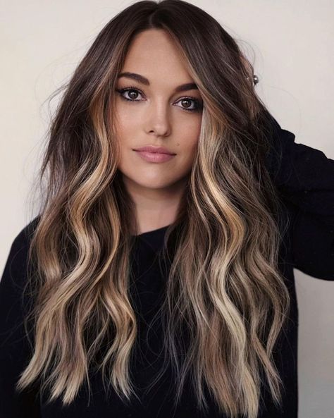 Dark Brown Hair With Blonde Highlights, Chunky Blonde Highlights, Warm Brown Hair, Blonde Highlights On Dark Hair, Rambut Brunette, Blonde Streaks, Brunette Hair With Highlights, Short Brown Hair, Dark Hair With Highlights