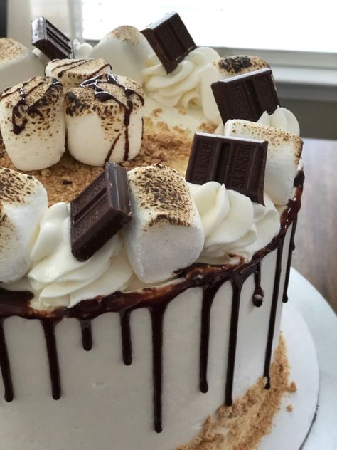 S’more Cake Ideas, Birthday Cake Marshmallows, S’mores Wedding Cake, Marshmallow Cake Design, Toasted Marshmallow Cake, Hot Chocolate Birthday Cake, Smores Cake Decoration, Cake With Marshmallows Decoration, Marshmallow Cake Decoration