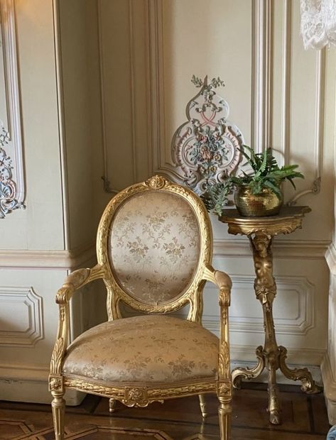 Bedroom Decor Aesthetic, Royal Chair, Royal Bedroom, Bedroom Decoration Ideas, Old Bathroom, Shabby Chic Living Room, Bathroom Red, Vintage Paris, Decor Aesthetic