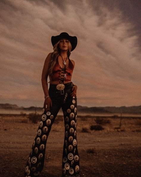 Cowgirls rule the world🤠🐴✨🎰 Best night at the @hooeybrands party watching Red Clay Strays💃🏼 Got a little crafty with this fit and glued on 50+ conchos onto these chaps for a fun statement! Inspo from @alliwalker Alternative Cowgirl, Vegas Cowgirl, West Desperado, Tassel Outfit, Rodeo Outfit, Western Glam, Nfr Fashion, Shoe Nails, Rodeo Outfits