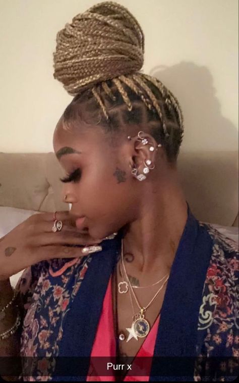 Piercing Ideas Black Women, Ear Piercings Black Women, Peircings Earring, Full Ear Piercings, Cool Ear Piercings, Pretty Ear Piercings, Face Piercings, Piercings For Girls, Cool Piercings