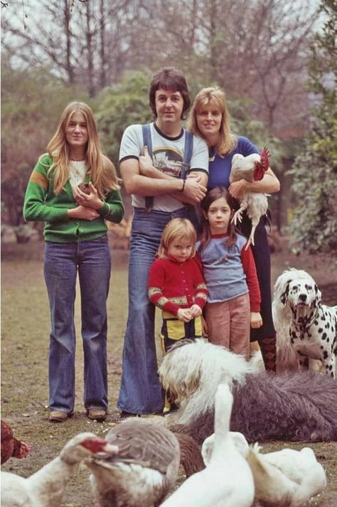 The Incredibly Romantic Love Story Of Paul and Linda McCartney In 25 Photos Happy Birthday Paul, Linda Eastman, Paul And Linda Mccartney, Beatles Love, Romantic Love Stories, Sir Paul, Linda Mccartney, English Sheepdog, Old English Sheepdog