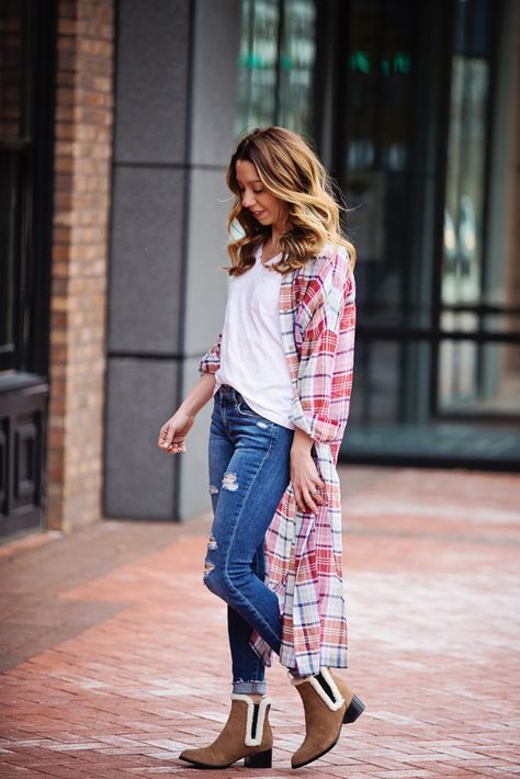 The Motherchic wearing plaid duster by Free People Boho Fashion Casual, Duster Outfit, Plaid Duster, Elle Fashion, Fashion For Women Over 40, Fall Plaid, Dusters, Working Mom, Profile On Instagram