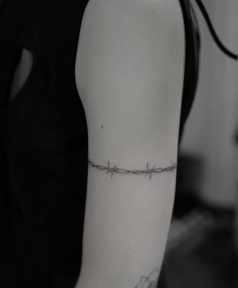 Barb Wire Tattoo For Women Arm, Arm Chain Tattoo, Arm Cuff Tattoo, Bicep Tattoo Women, Wire Tattoo, Barbed Wire Tattoos, Around Arm Tattoo, Cuff Tattoo, Wrist Tattoo Designs