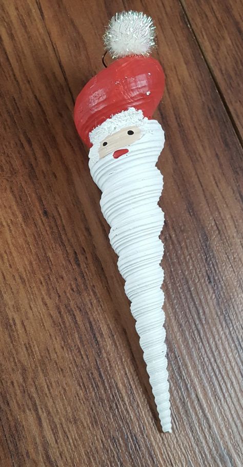 Snowman Seashell Ornaments, Pen Shell Crafts, Sea Shell Christmas Crafts, Sea Shell Christmas Ornament, Seashell Projects Craft Ideas, Beach Ornaments Diy, Christmas Shell Ornaments, Beach Snowman, Shell Paintings