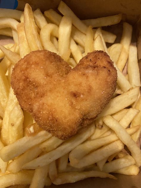 Food Heart Chicken Nuggets, Chicken Nugget Aesthetic, Chicken Nuggets Aesthetic, Chicken Nuggets And Fries, Chicken Nuggies, Chicken Fries, Chicken Nugget, Heart Food, I Want To Eat