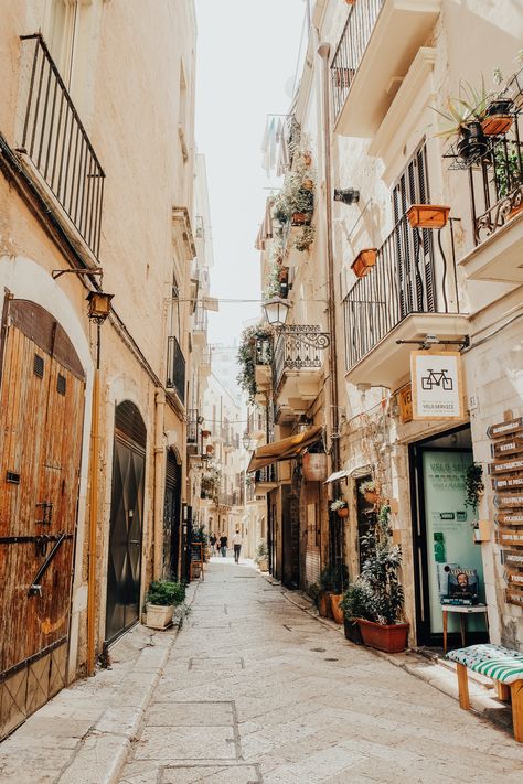 Streets In Italy, Old Italian Aesthetic, Italy Background, Italy Town, Aesthetic Town, Streets Aesthetic, Street Italy, Coastal Italian, Old Italy